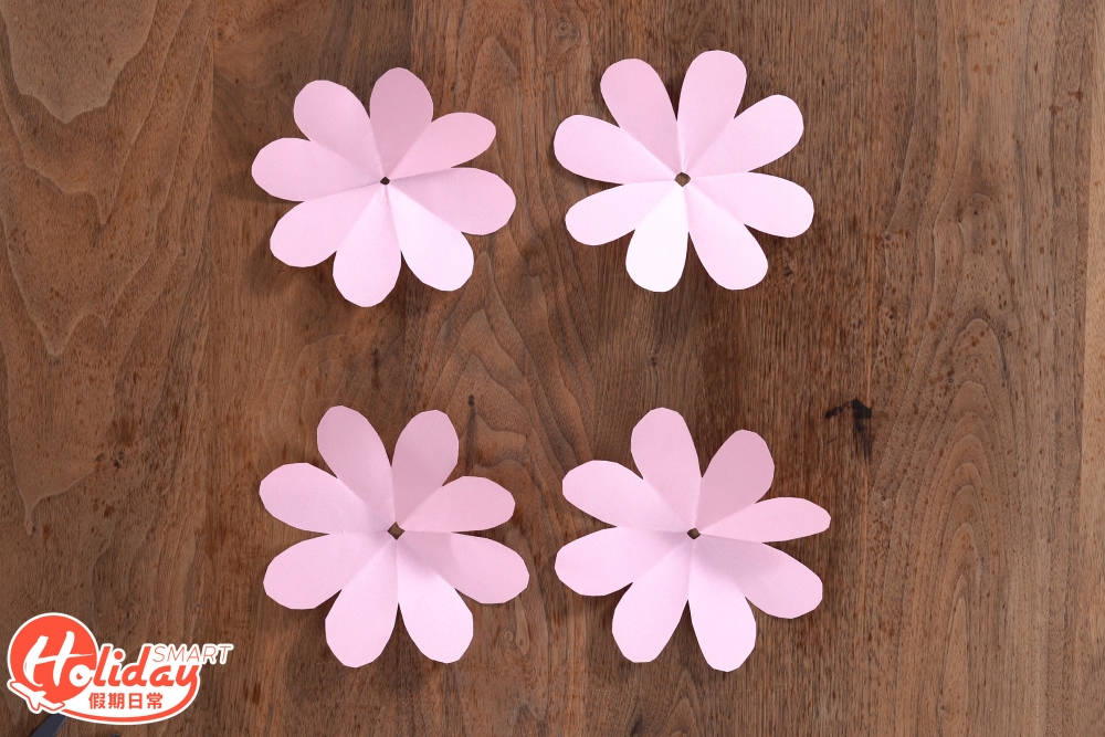 3.重覆步驟4次,總共剪出4張完整花瓣。