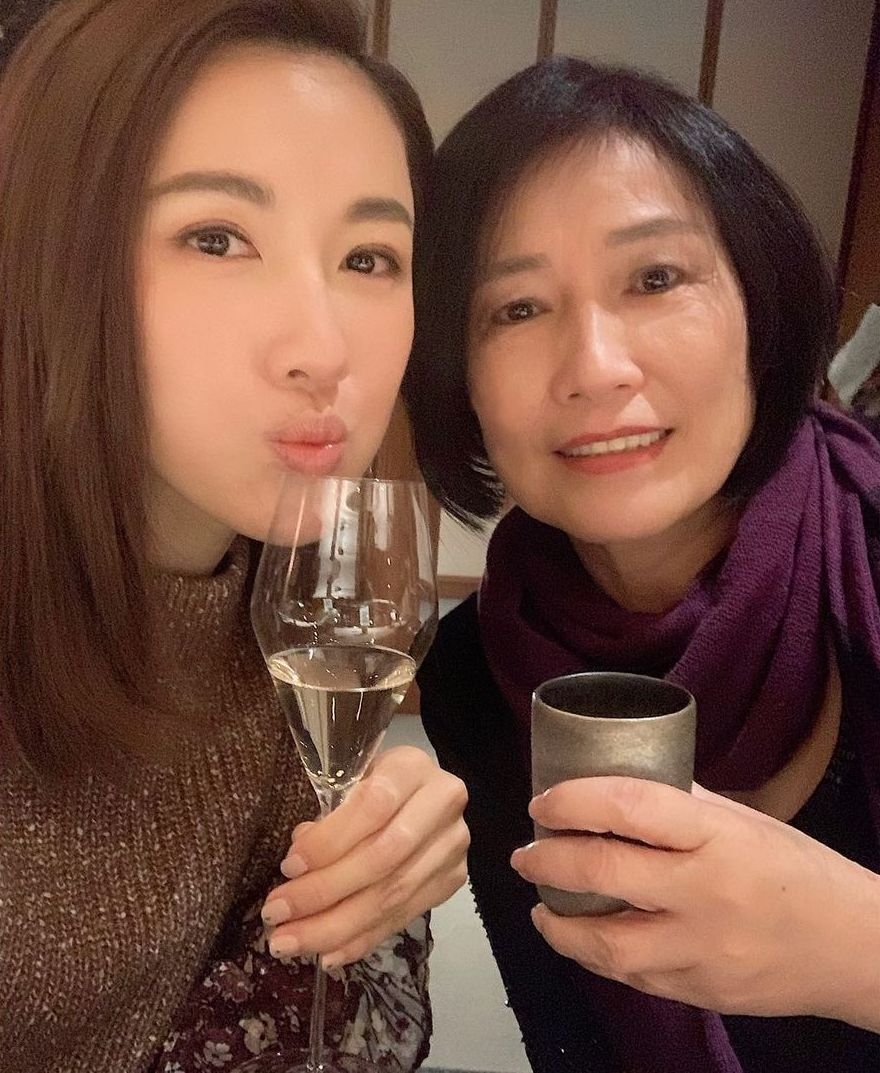 李施嬅罕有大晒母女合照