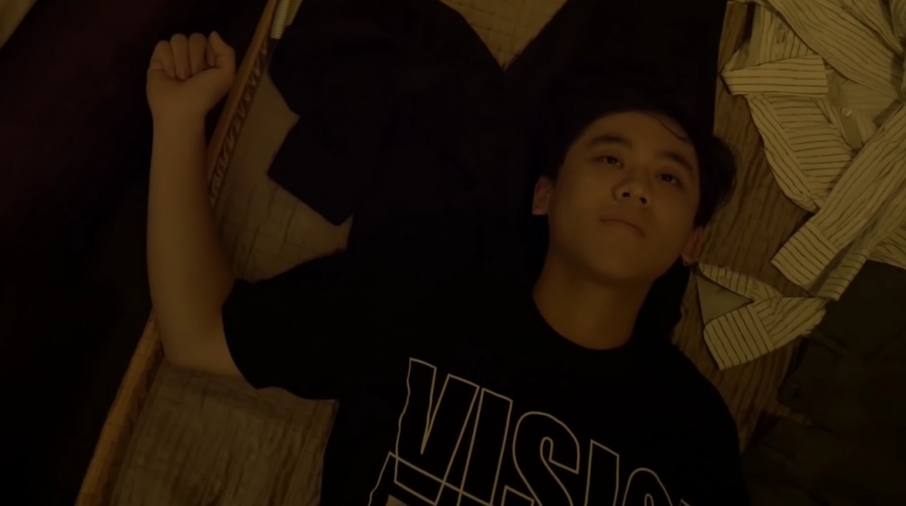 姜B要演繹一位癮君子！佢特意化上深重黑眼圈