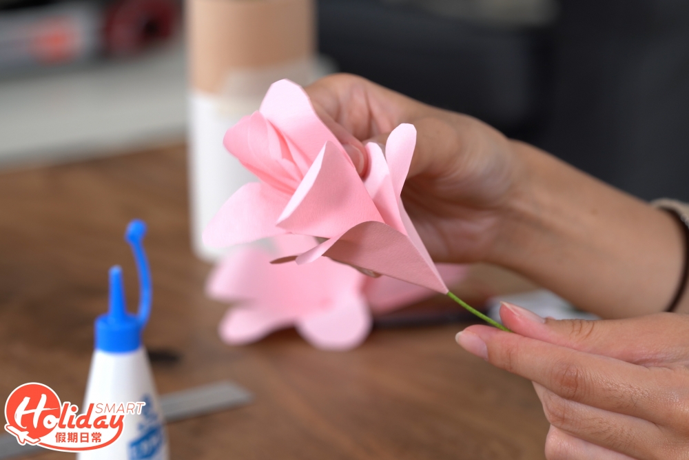 8.將花瓣逐塊套進去鐵線,盡量將花瓣不規律分佈,像真度會更高。