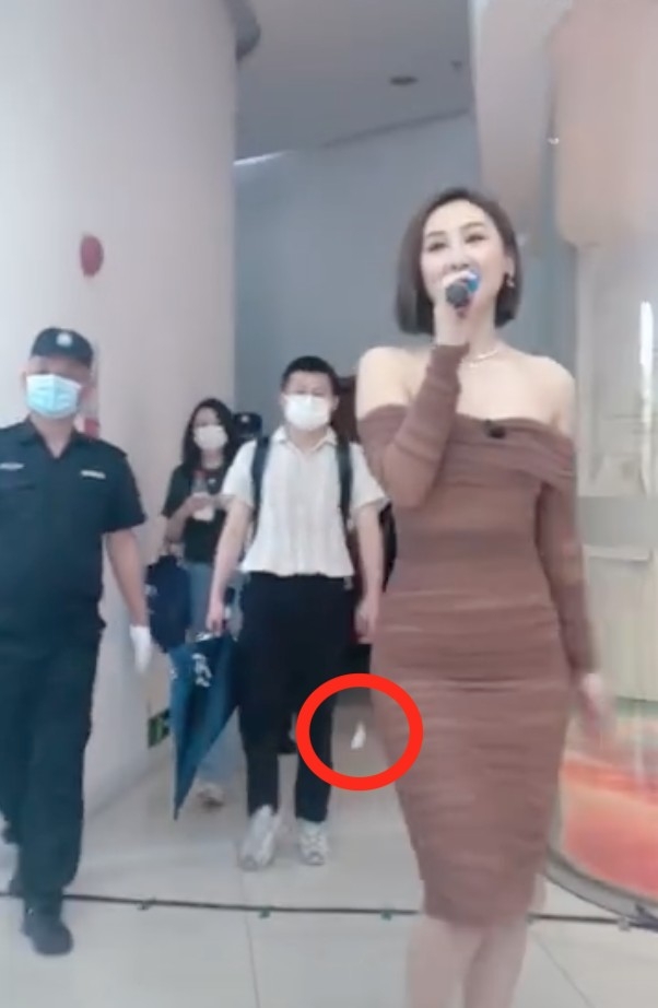 高海寧之後就靜雞雞咁將張紙巾掉落地