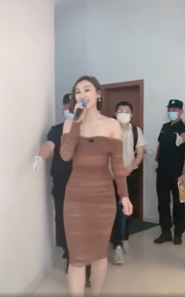 日前高海寧再喺內地登台，更開金口唱歌