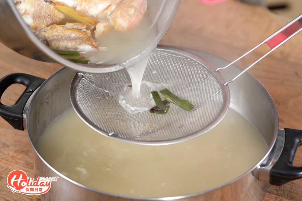 然後魚湯隔渣備用。