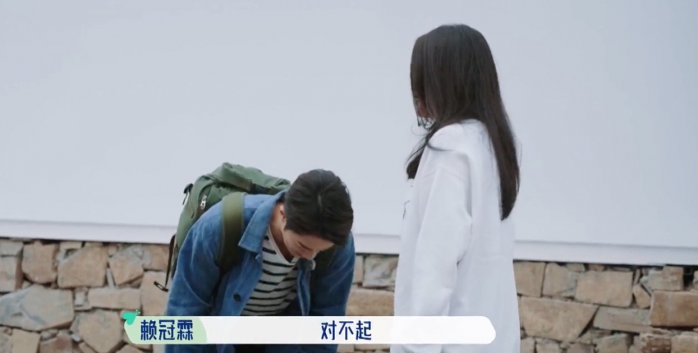嚇到對方即時90度鞠躬道歉:「對不起!」