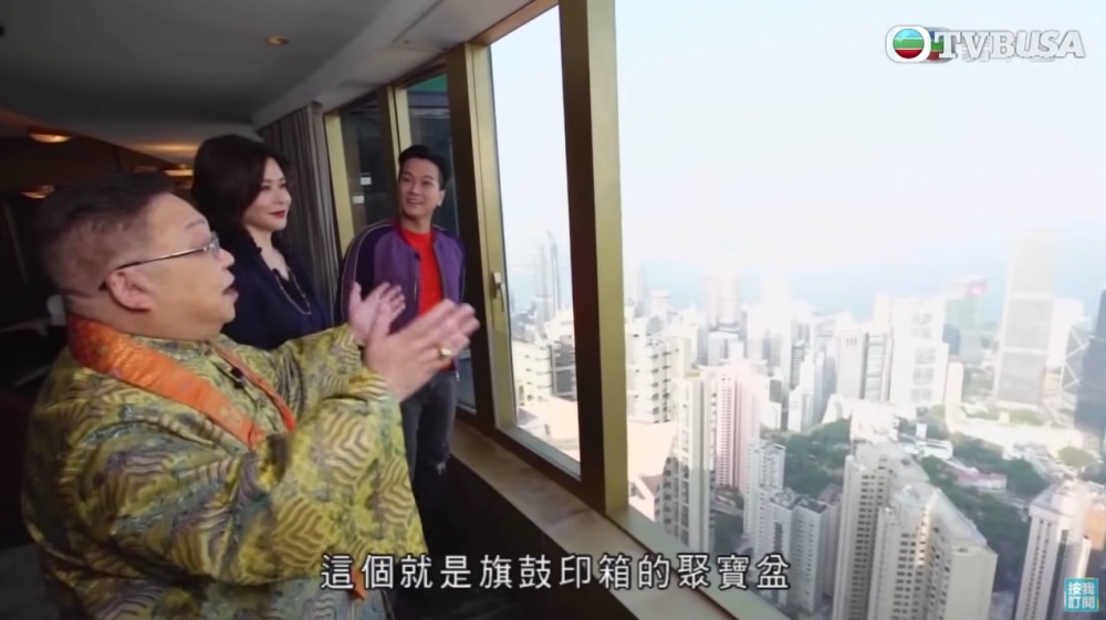 客廳一排孤形玻璃窗,可以俯瞰成個維港景色
