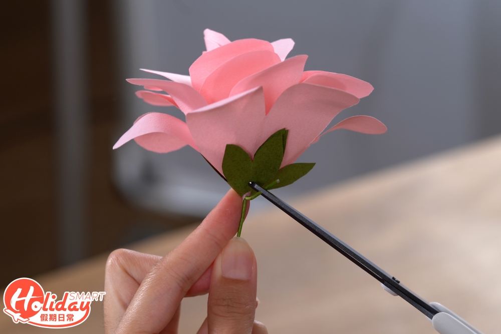 10.想朵花更穩固可以用剪刀,將背後的鐵線屈起,固定花朵的位置。