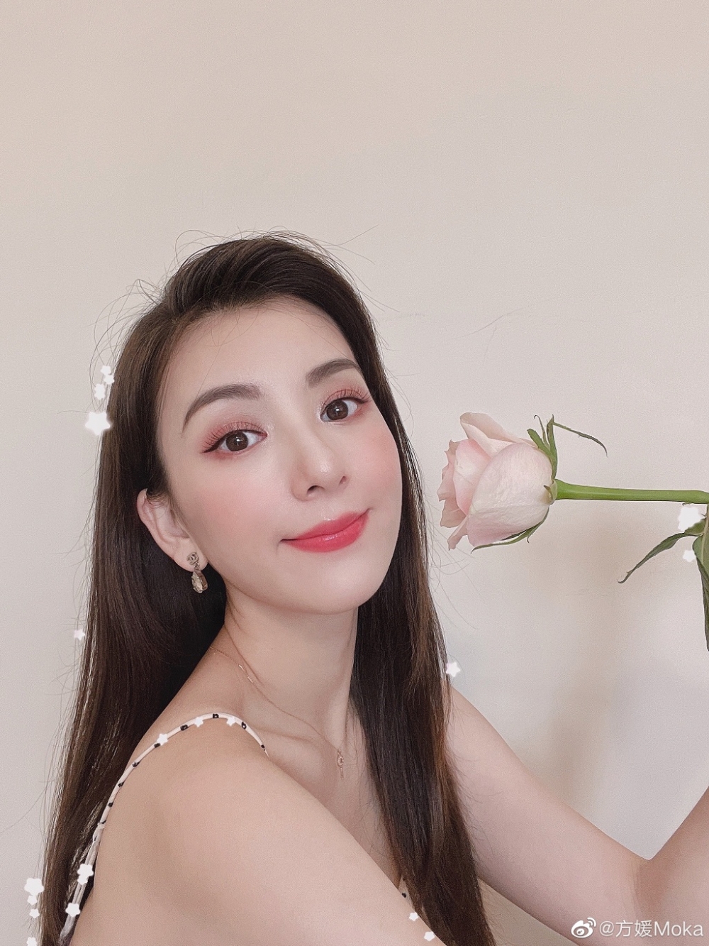 33歲嘅方媛雖然結婚生女,但佢喺微博仍然不時會post化妝、護膚、穿著打扮嘅教學嘅短片。