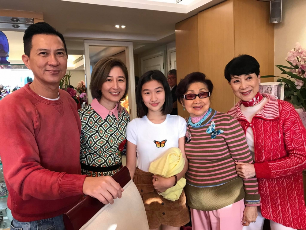 資深傳媒人汪曼玲就曾喺Facebook公開咗張家輝一家三口去白雪仙家中拜年嘅相片