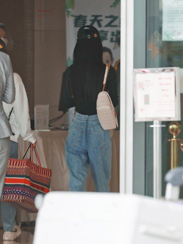 喺機場趙麗穎被影到身型暴瘦,衣著明顯唔啱身