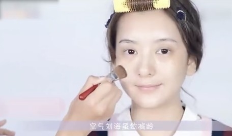 呢段片明顯開咗超強美顏!但都遮唔住方媛明顯嘅黑眼圈同超淺唇色