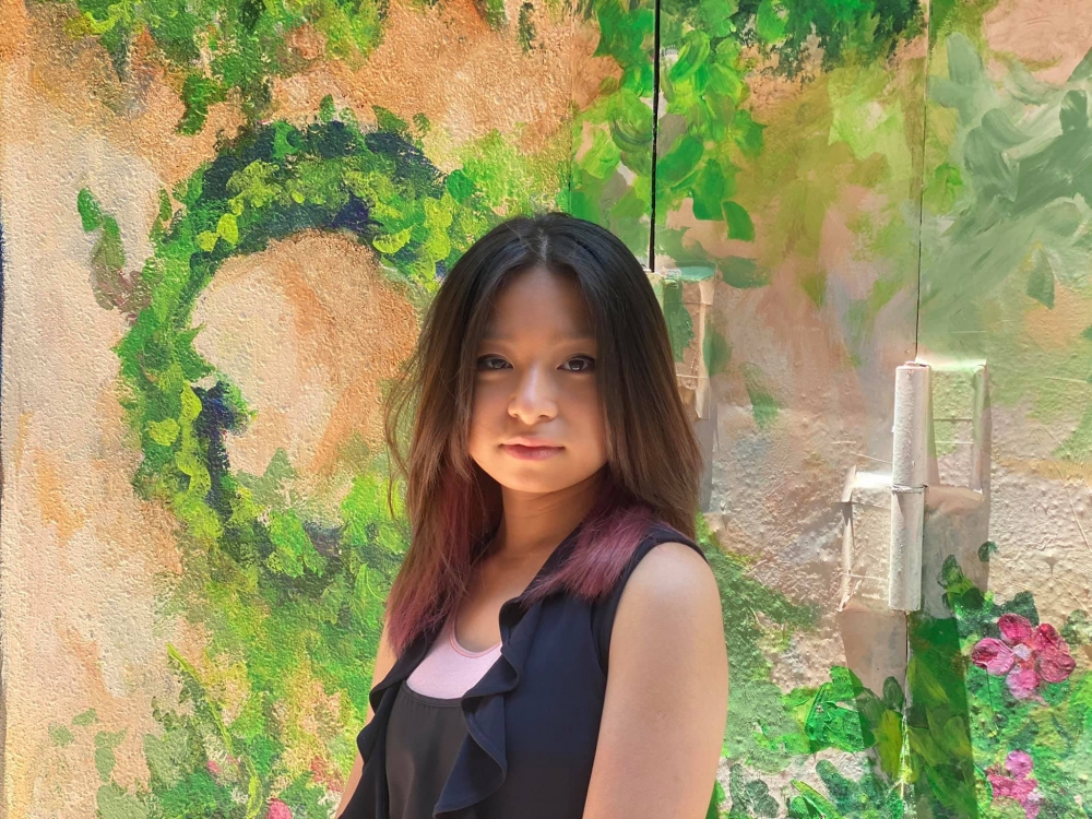 Celine將髮尾染成紫紅色,又畫咗濃黑眼線