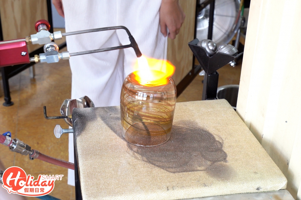 整個工作坊需時大約30分鐘，完成後要將玻璃製品放入窯降溫，隔日就可以領取製成品. 