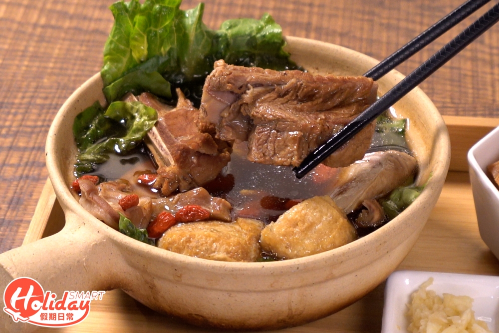 肉骨茶以豐富的配料伴食