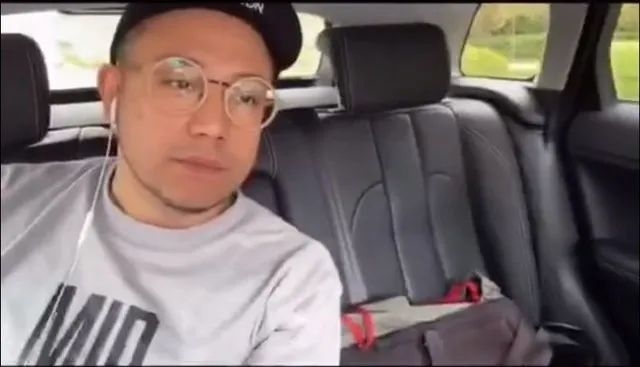 車上播放Boy'z同Twins合唱嘅經典歌曲《死性不改》