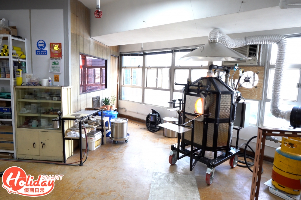 工作室位於九龍灣工廈，空間不算很大，但足夠擺放一大個高溫熔爐。