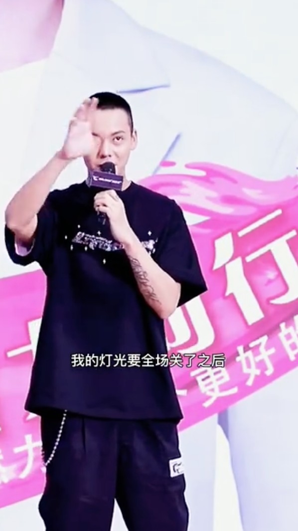 陳偉霆指希望全場啲燈光熄晒之後,佢個頭變成夜光綠