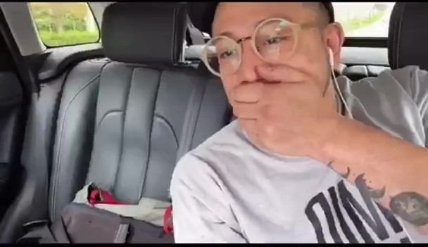 張致恒指唱《死性不改》這首歌一萬次:「日日直播間都有人點唱,真是唱到嘔 #我會盡快瘦回17歲。」