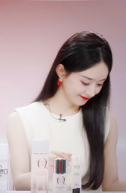 趙麗穎頭頂髮旋位置相當怪異,令頭髮分界消失咗