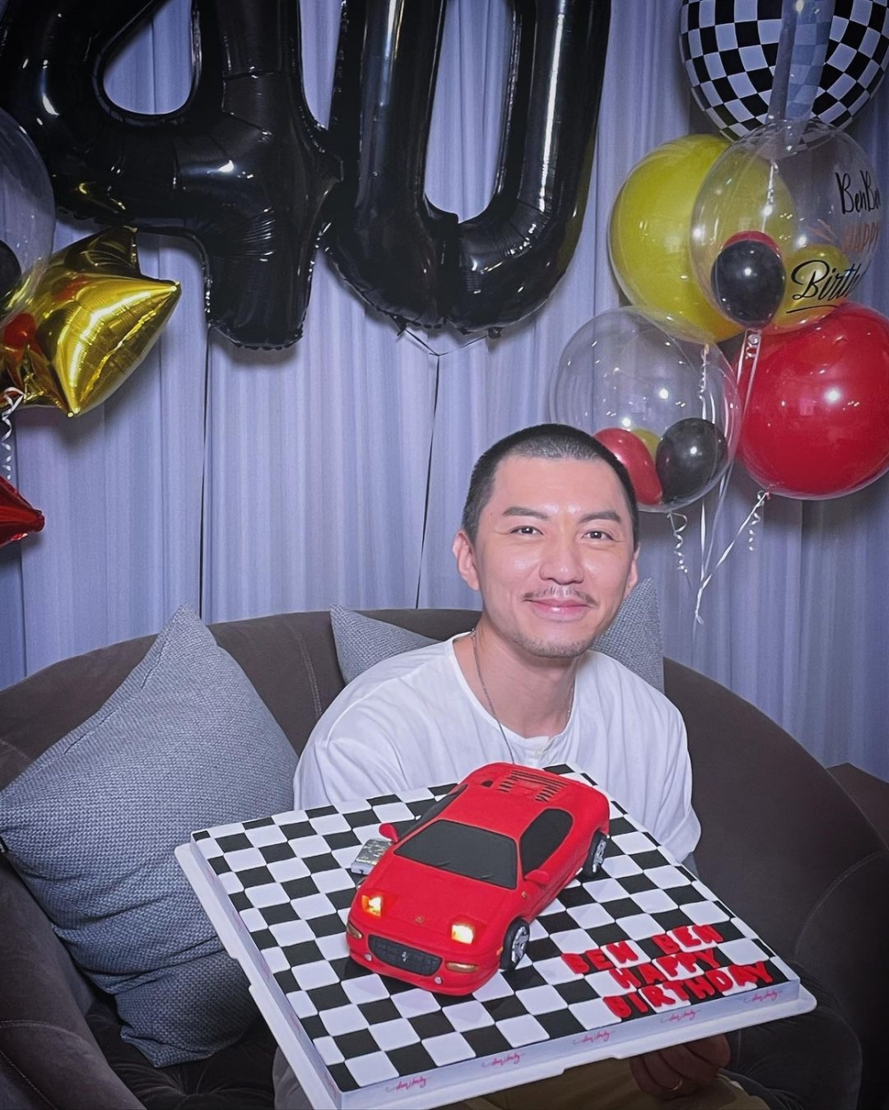 香港先生出身嘅袁偉豪早前40歲生日，佢更感觸打咗千字文「向三十歲的我說再見」