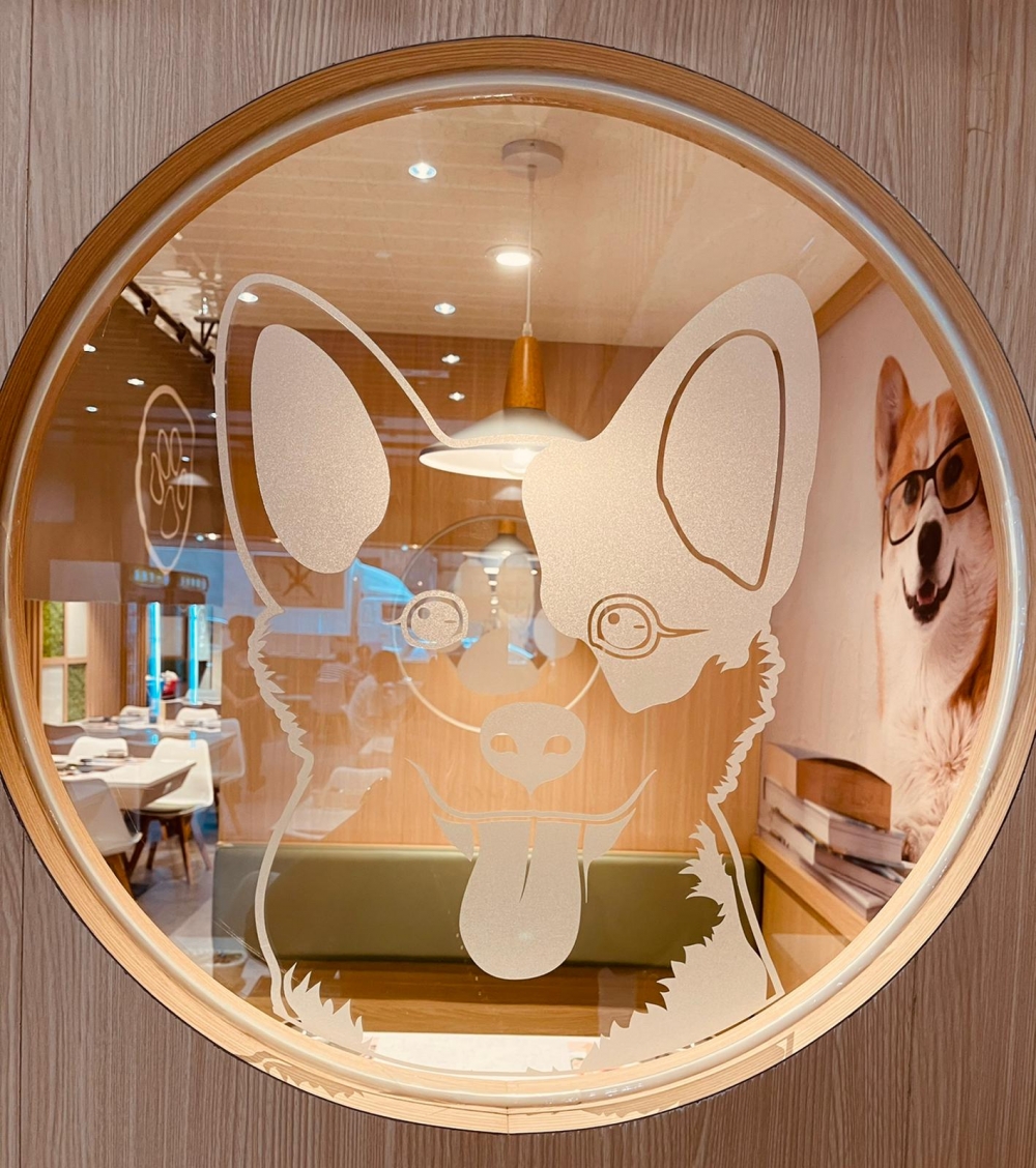 店舖以老闆銘哥愛犬為題,將愛犬不同的動作及表情作裝潢設計,場內空間感十足。