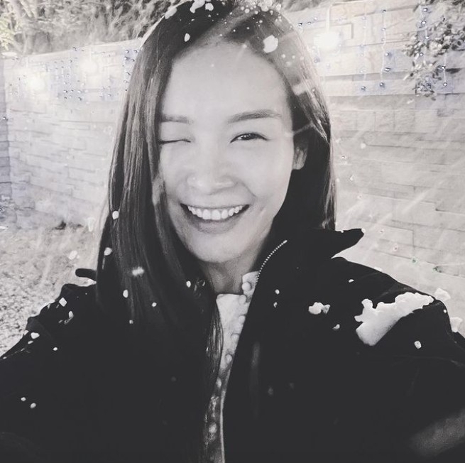 Ali曾上傳身在雪中嘅照片留言表示:「笑著笑著 就下雪了」。