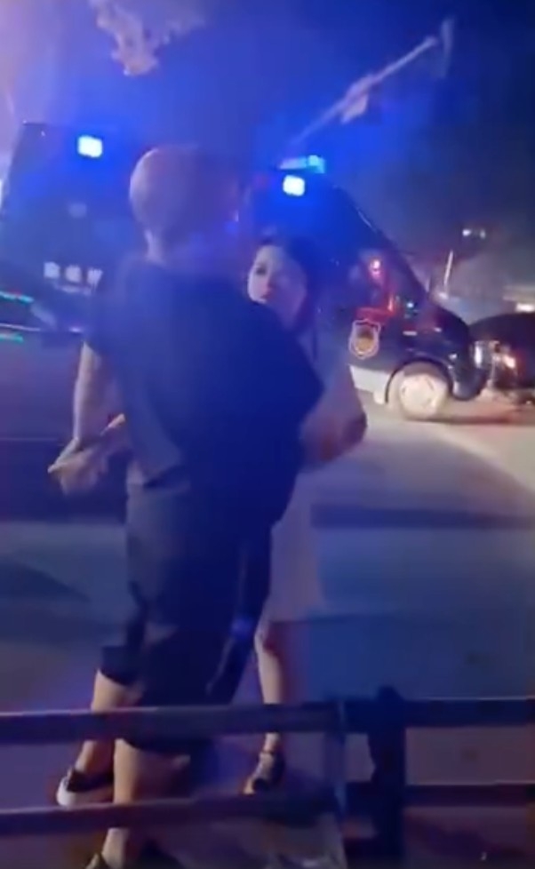 雙方司機都行到路邊商量解決事件同賠償事宜