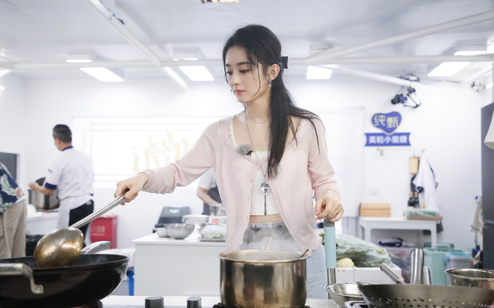 赵丽颖在《中餐廳》学习如何煲汤。