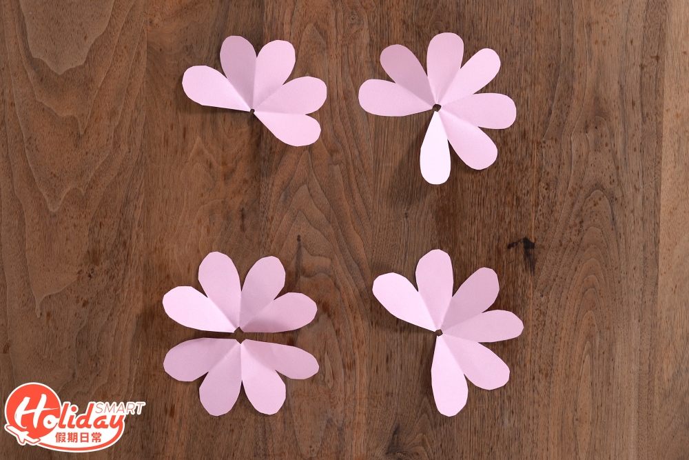 4.每張完整花瓣分別各剪去1塊、2塊、3塊、4塊小花瓣,留下最尾剪掉的4塊花瓣那張作花芯。