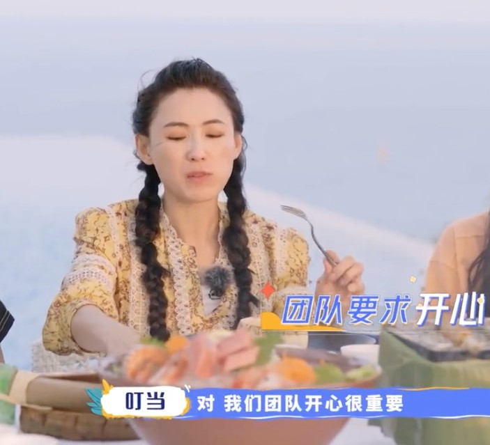 扮完美人魚之後,張柏芝同經理人團體一齊聚餐