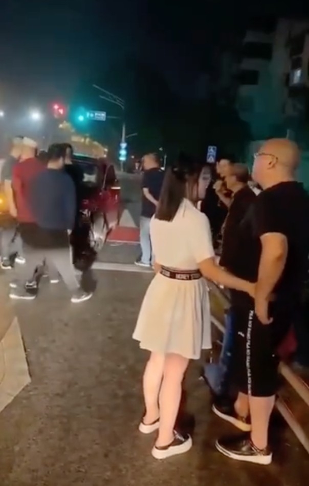 女司機一邊「嗲」對方，一邊伸手想拖人哋隻手。