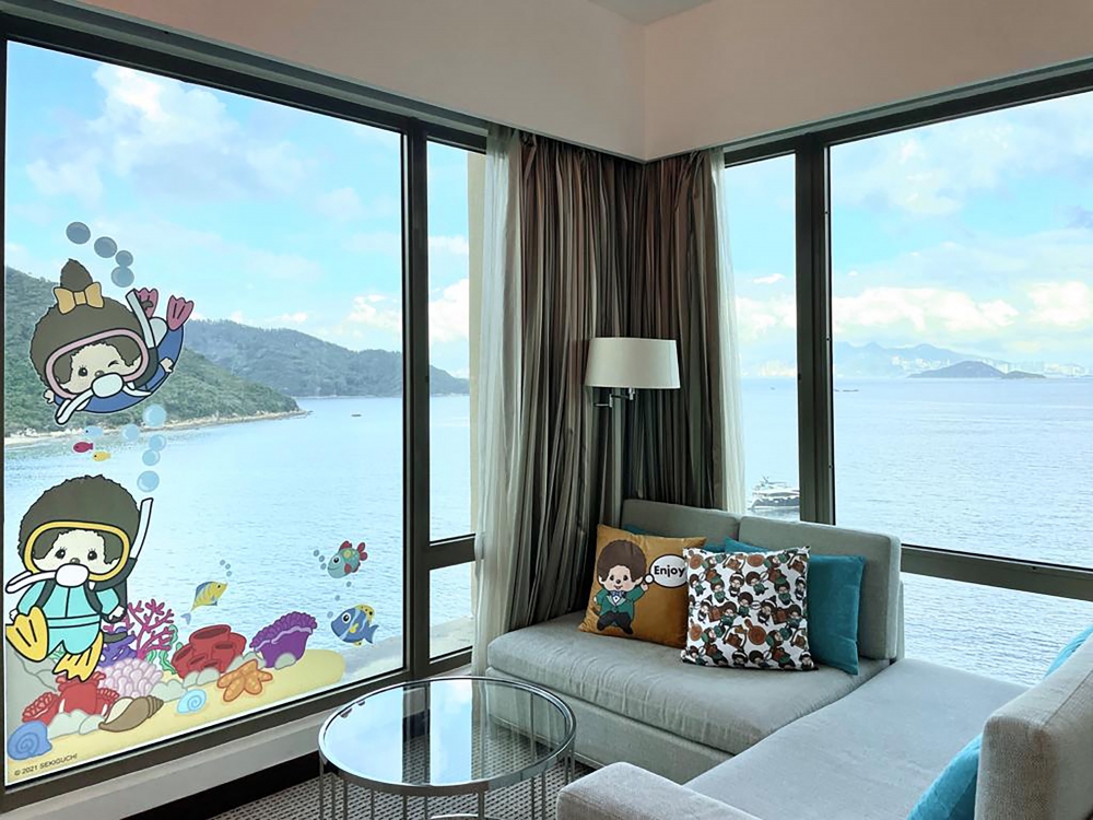 房間設有Monchhichi公仔、卡通造型抱枕、玻璃窗、鏡貼、沐浴簾，營造獨一無二的主題房，讓Monchhichi粉絲可以瘋狂打卡。