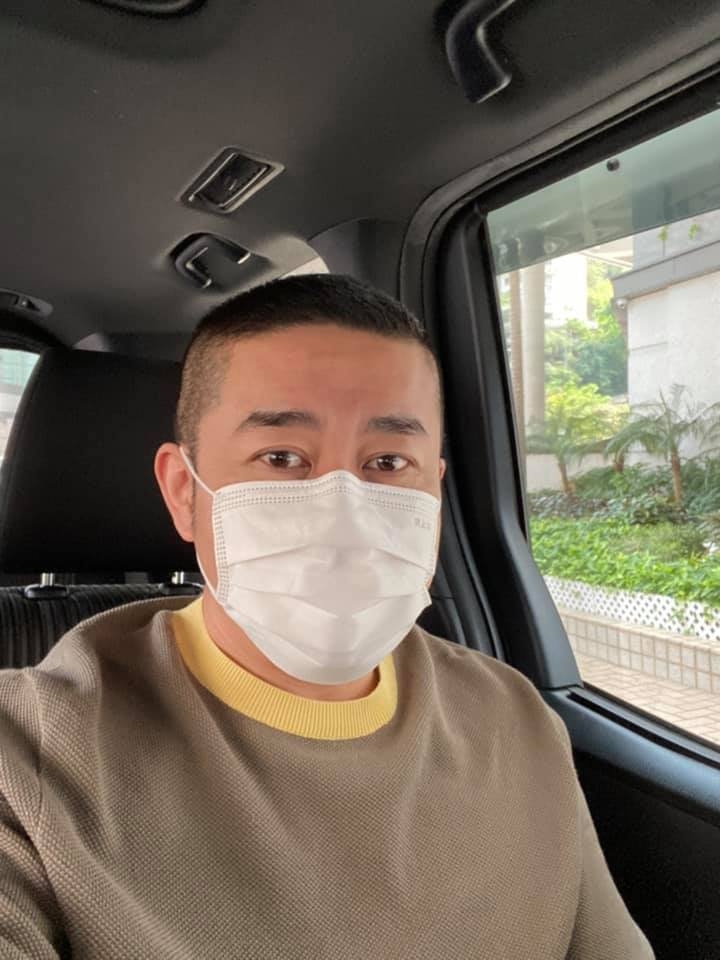 關世華露出嘅雙眼同家姐關之琳一樣頗為明亮有神。