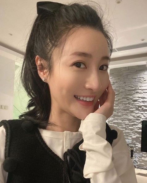 林夏薇更罕有開金口唱出容祖兒嘅《連續劇》。