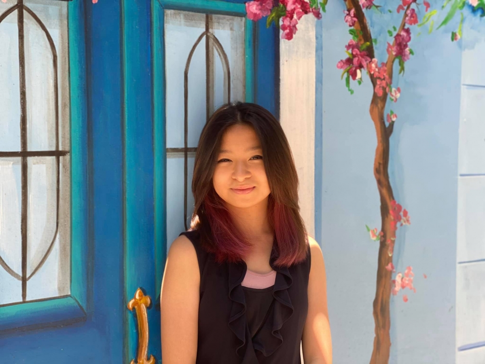 相中嘅Celine已大個女,亭亭玉立,褪去稚氣