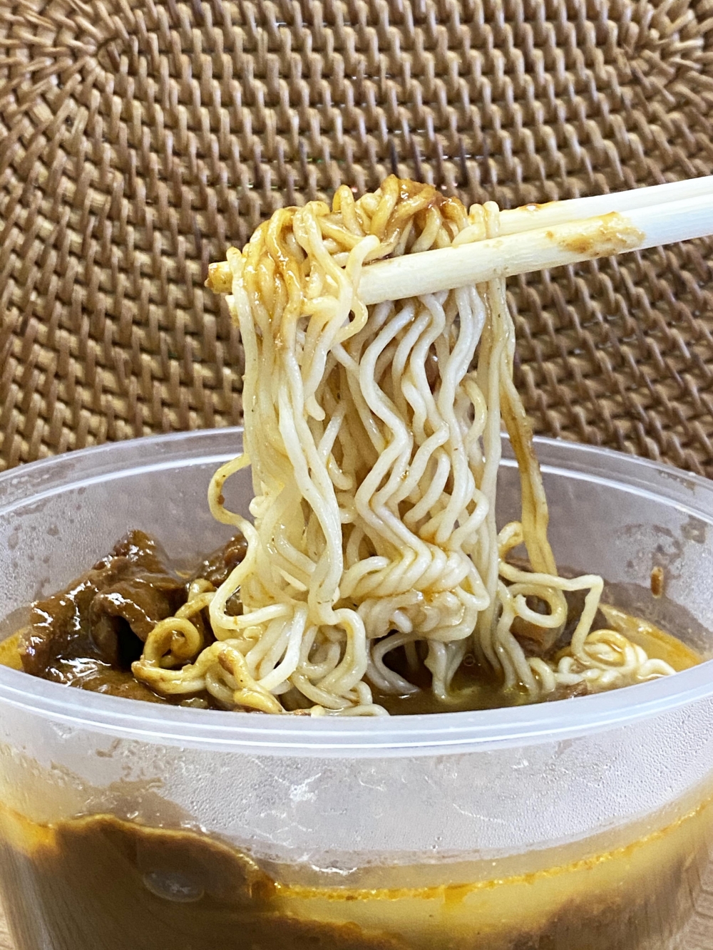 每條麵條掛上醬料,食落不會過膩。