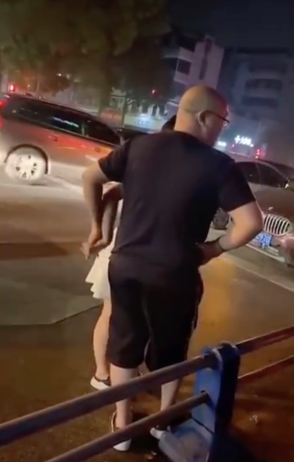 男車主雖然一直都唔太受落，但片段最後似乎真係同女司機十指緊扣！