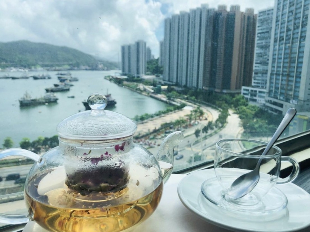 吧枱位置面對荃灣海濱