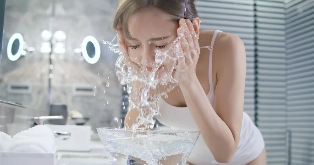 白醋加水洗臉能幫助緊致肌膚!