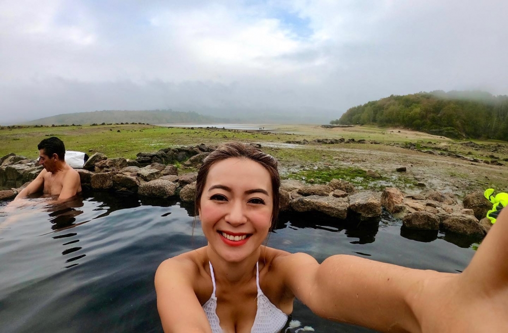 梁芷珮喺TVB J2台拍攝自家製旅遊節目《潮什麼》系列而獲得關注