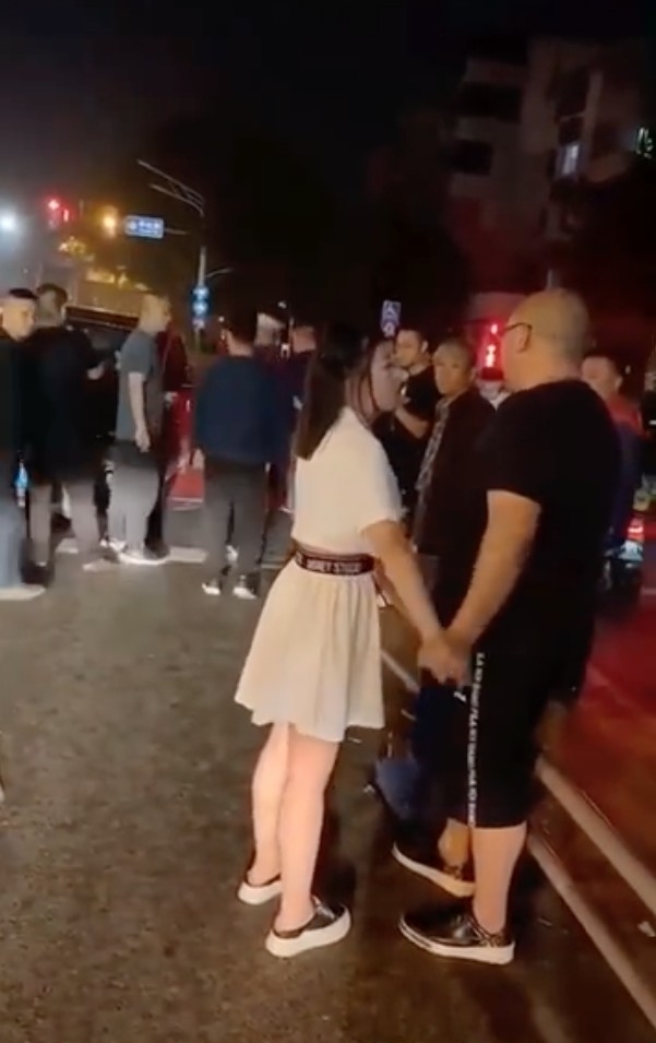 男司機唔肯和解，女子見狀即心急撒嬌使出「渾身解數」