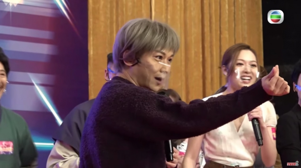 TVB《超級綜藝隆重登場》記者會搵咗鄧智堅模仿佢而引起網民討論
