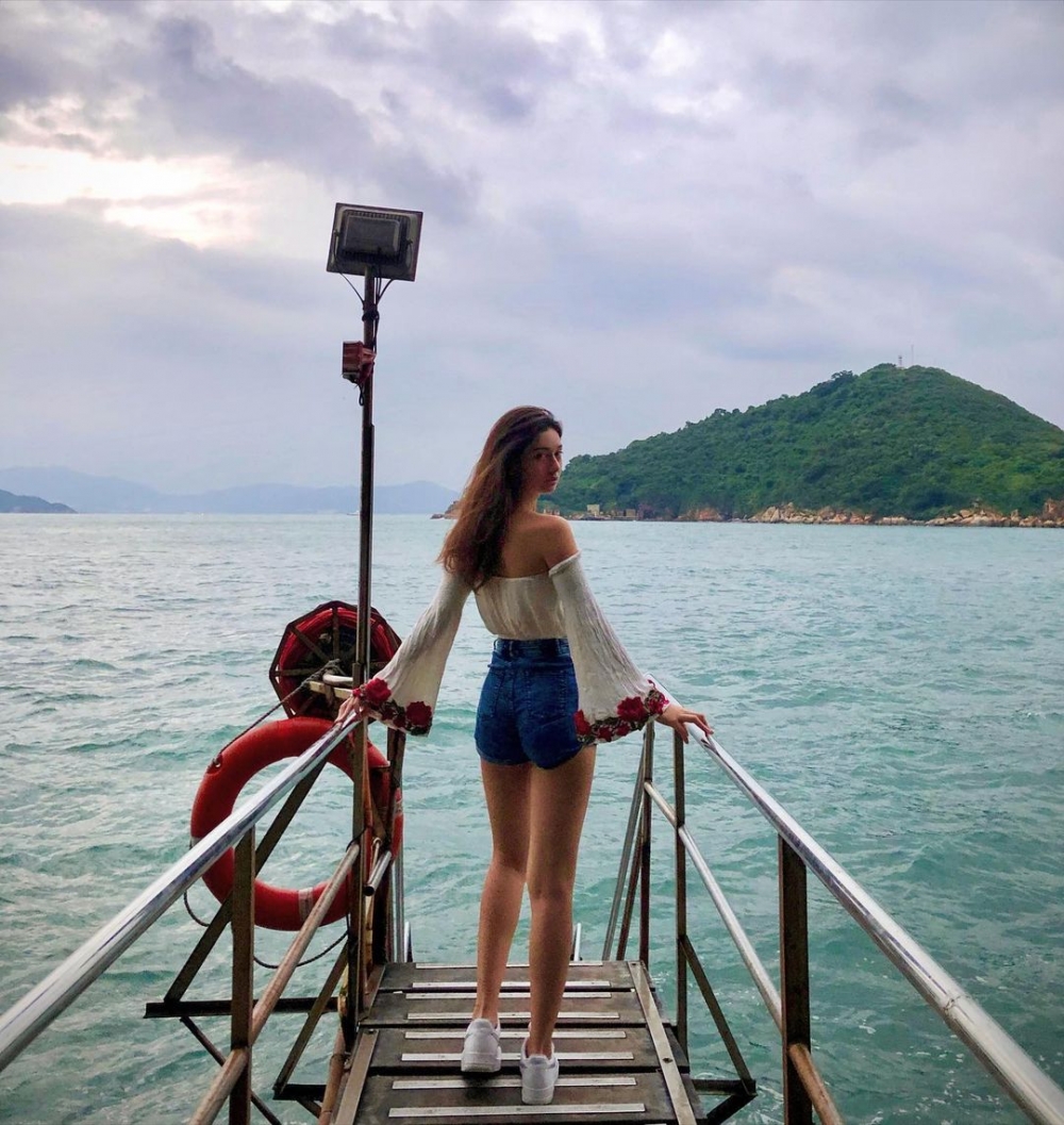 甜美笑容同修長美腿令佢開始受到關注