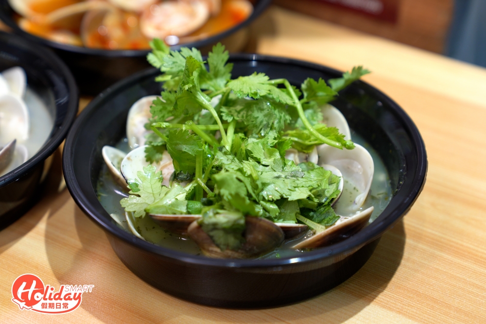 芫荽煮蜆其湯底加入新鮮芫荽醬、蒜頭及雞湯製成,芫荽味尤其突出。