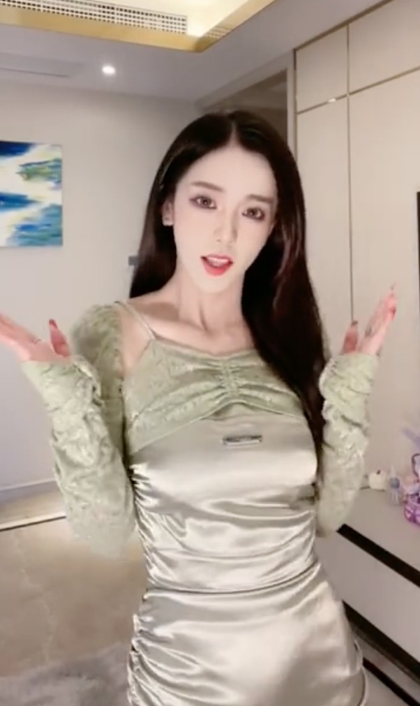 身為抖音紅人,「迅猛龍特蕾莎」經常開直播同網友交流
