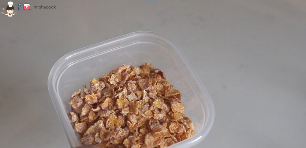 將粟米片壓碎。