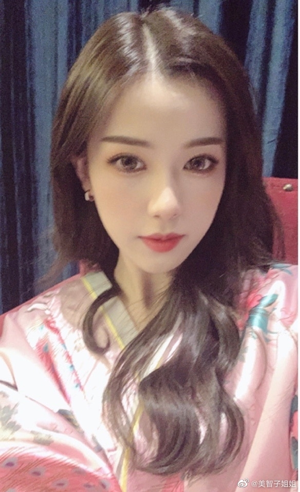 「迅猛龍特蕾莎」年僅24歲,但因為五官精緻、貌似林志玲,加上身材修長,坐擁近500萬fans