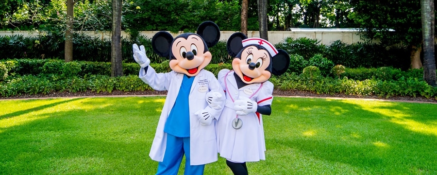 香港迪士尼樂園贈送所有醫院管理局員工及已接種疫苗的樂園賓客,1份價值約250元的禮品包。