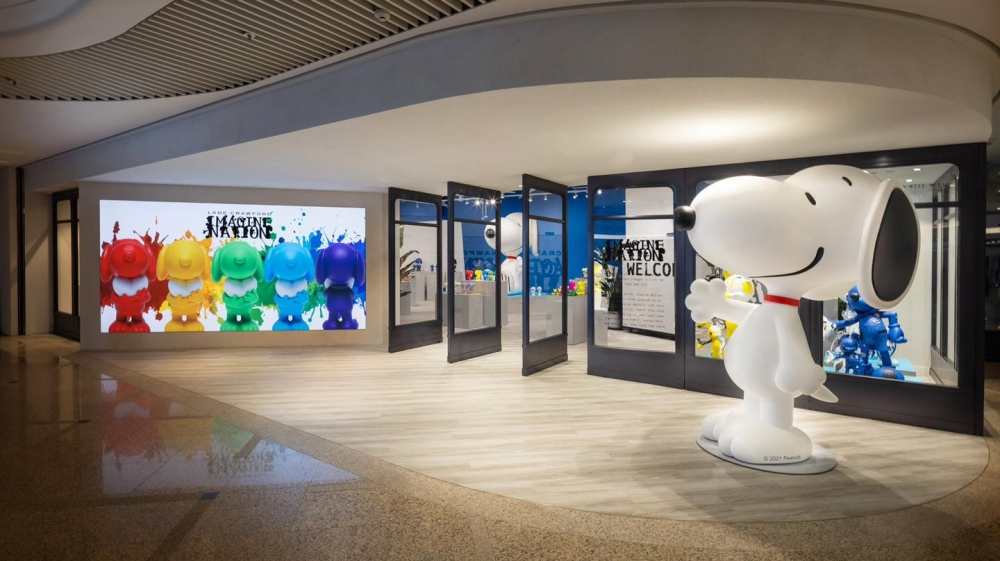 銅鑼灣時代廣場連卡佛NEW WORLD5概念店，由即日起將童年時代經典人物變成藝術品。