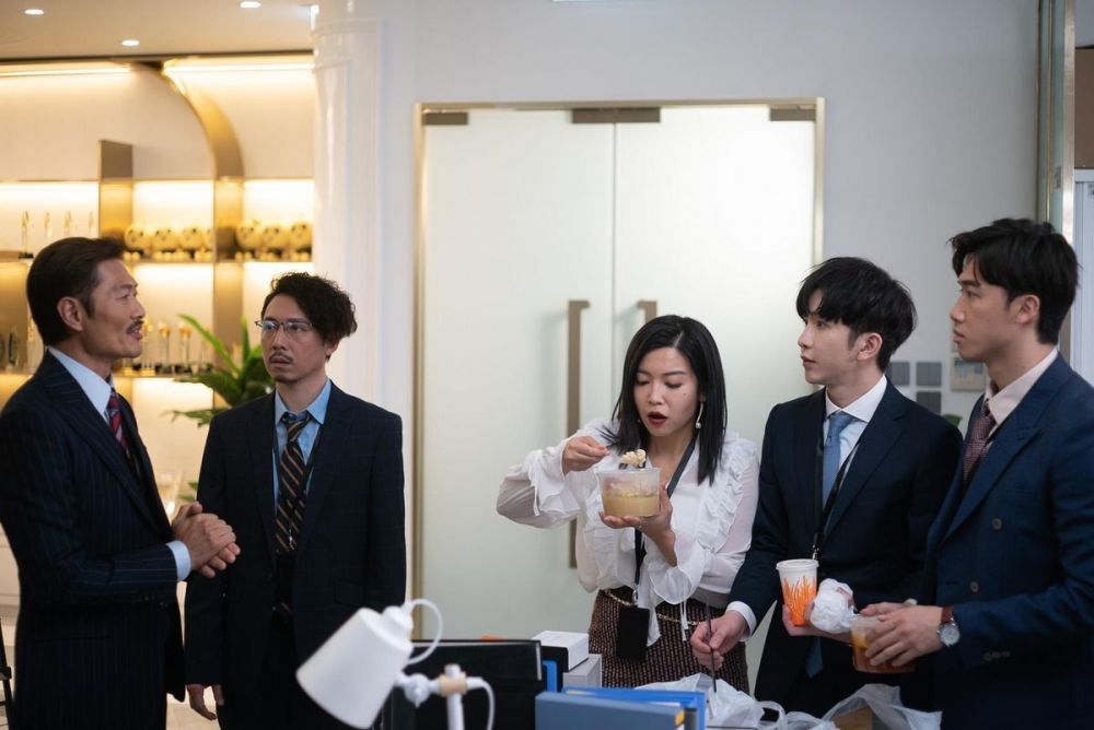 港版依然是以房地產公司作為故事背景。
