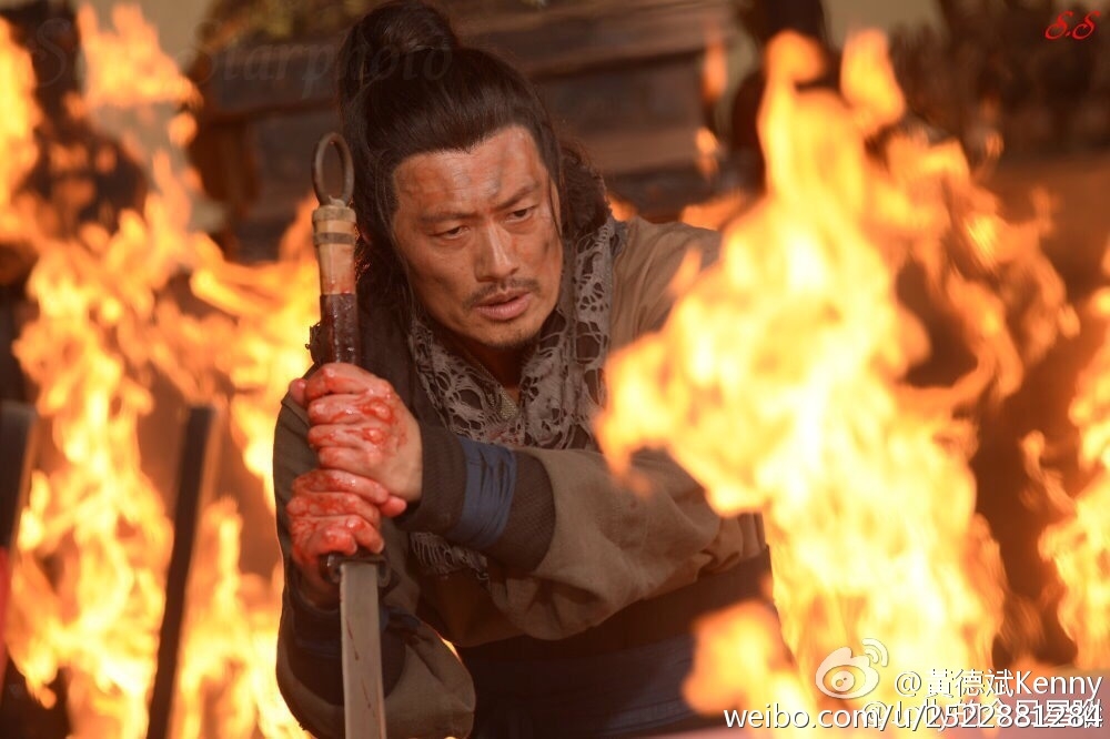 黃德斌出道超過30年,佢喺代表作《火舞黃沙》、《天與地》等嘅角色都係硬漢形象